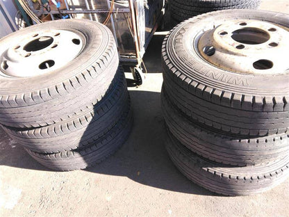 （棚卸まとめ売り）スタッドレスタイヤ　6本　DUNLOP 195/85R16（中古）
