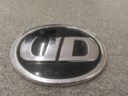 UDエンブレム フロントエンブレム 96918 10Z0A メッキ ブラック（中古）