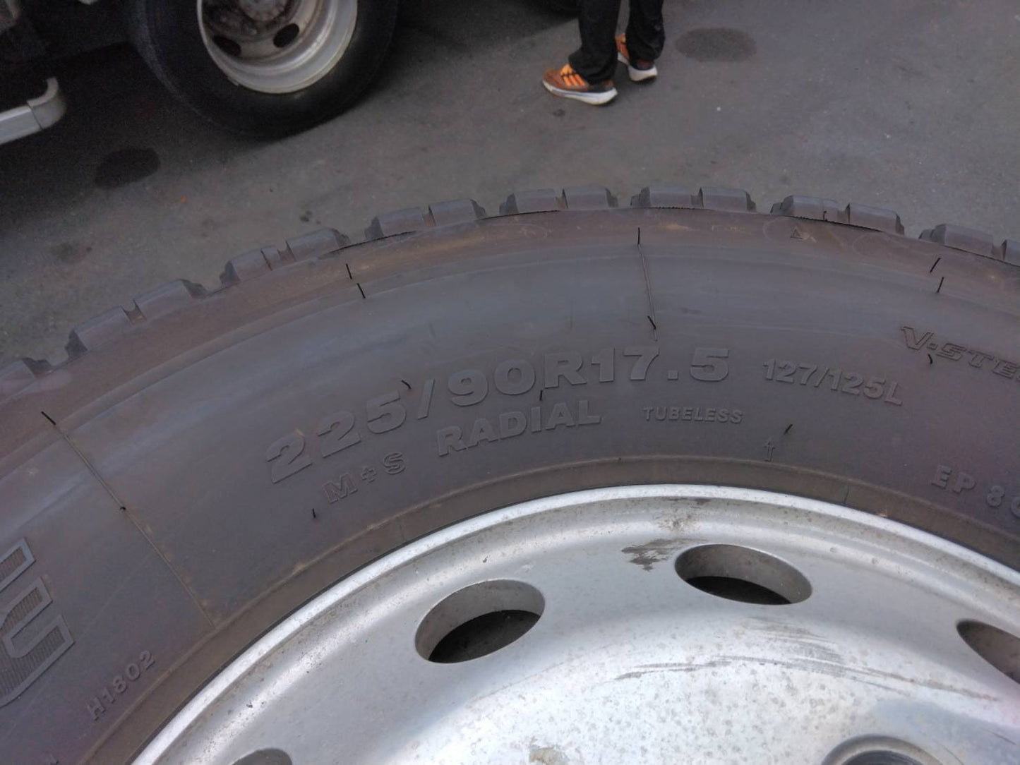 スタッドレスタイヤ　6本　BRIDGESTONE　225/90R17,5　W900（中古）