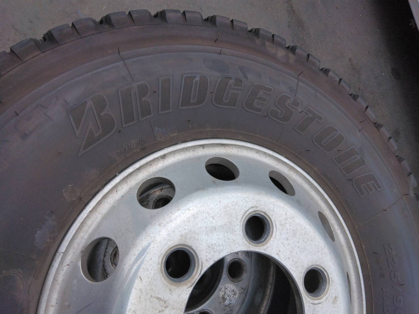 スタッドレスタイヤ　6本　BRIDGESTONE　225/90R17,5　W900（中古）