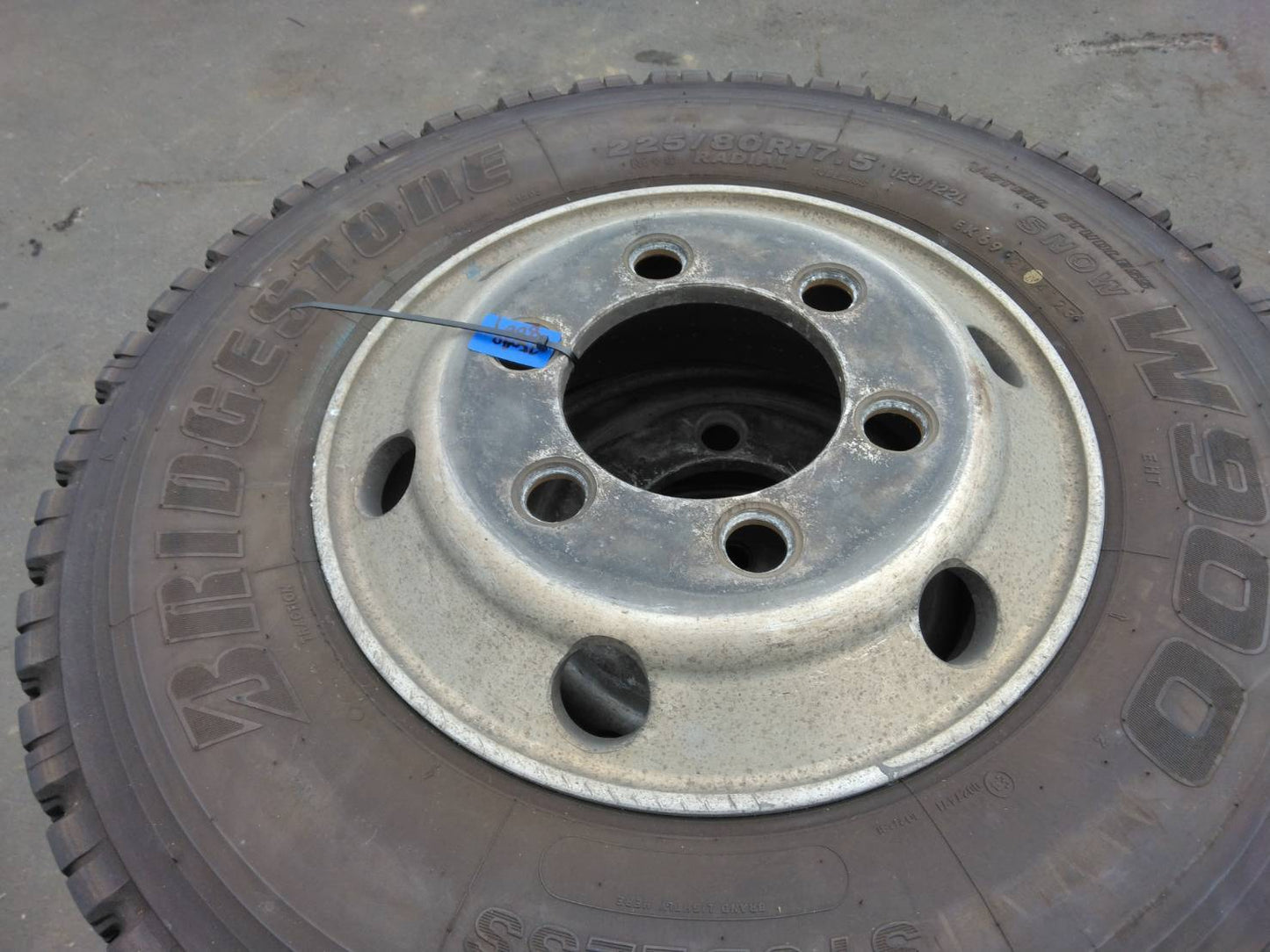 スタッドレスタイヤ　6本　BRIDGESTONE　225/80R17,5　123/122L　（中古）