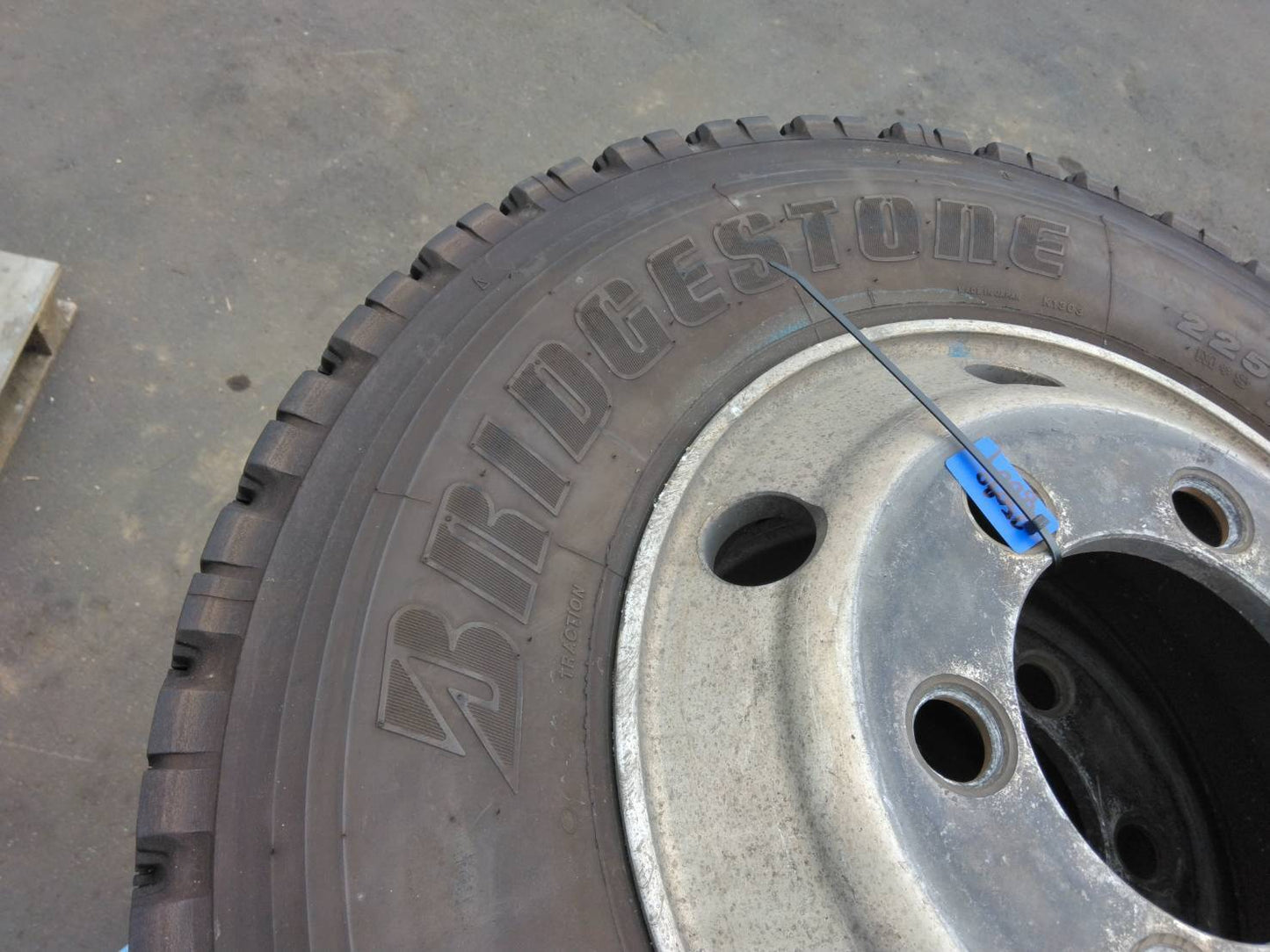 スタッドレスタイヤ　6本　BRIDGESTONE　225/80R17,5　123/122L　（中古）