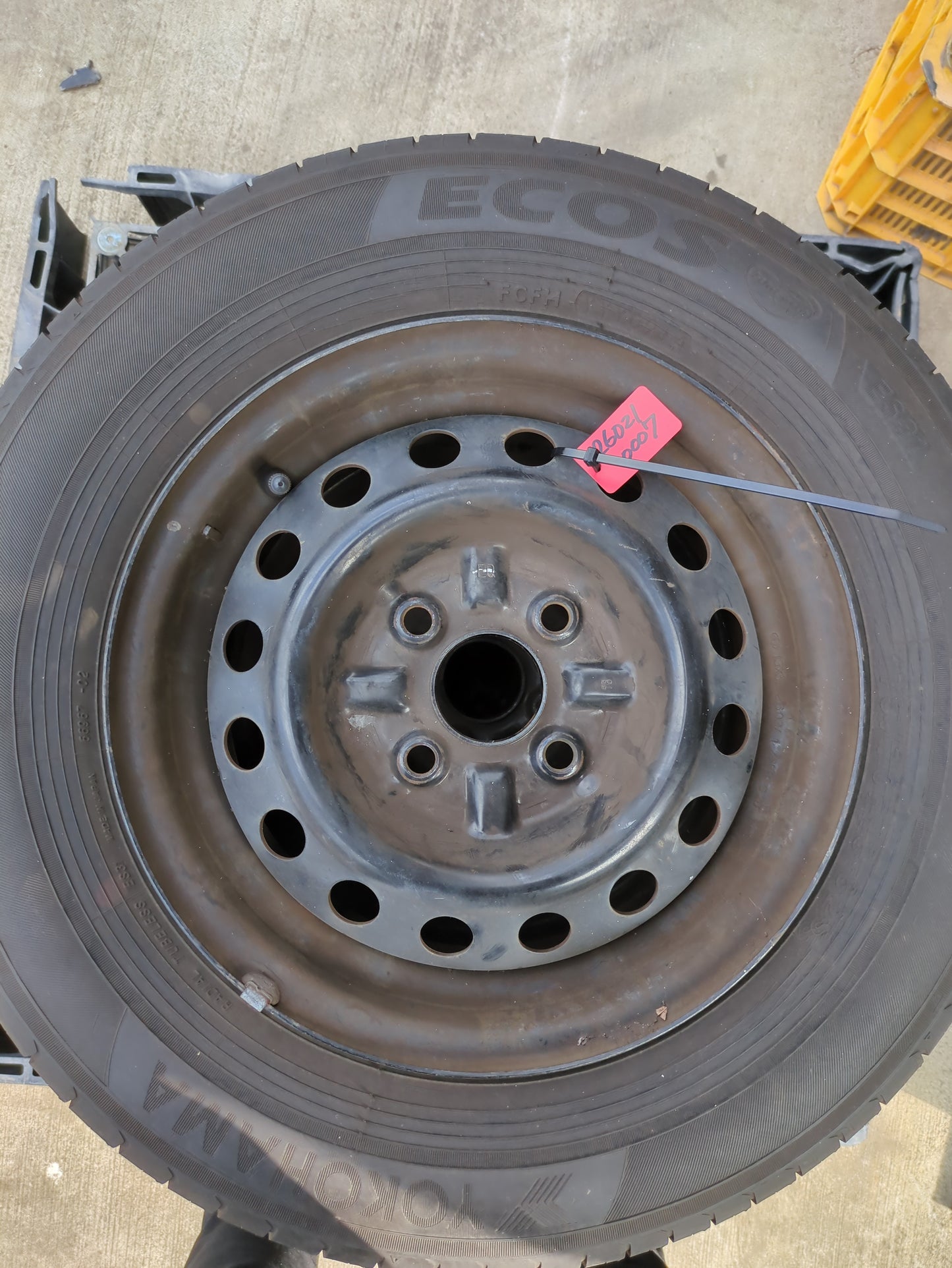 タイヤ　ノーマルタイヤ　4本　YOKOHAMAヨコハマ　175/70R13　EC204（中古）