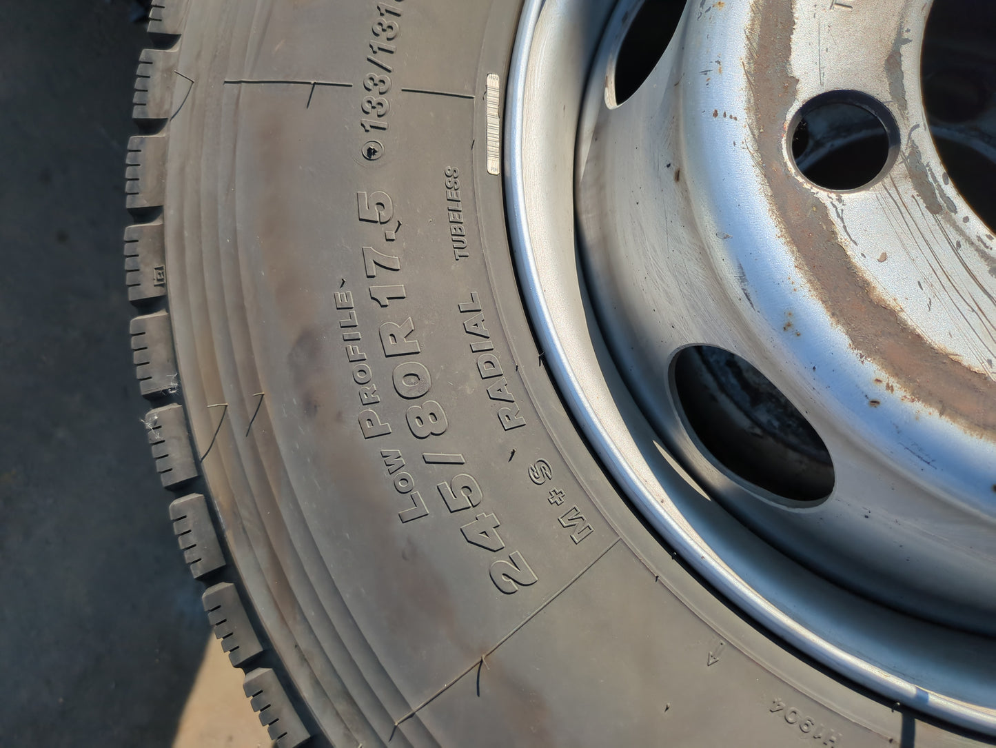 タイヤ　7本　BRIDGESTONE　M888　245/80R17.5　133/131J　残溝約12.4mm（中古）