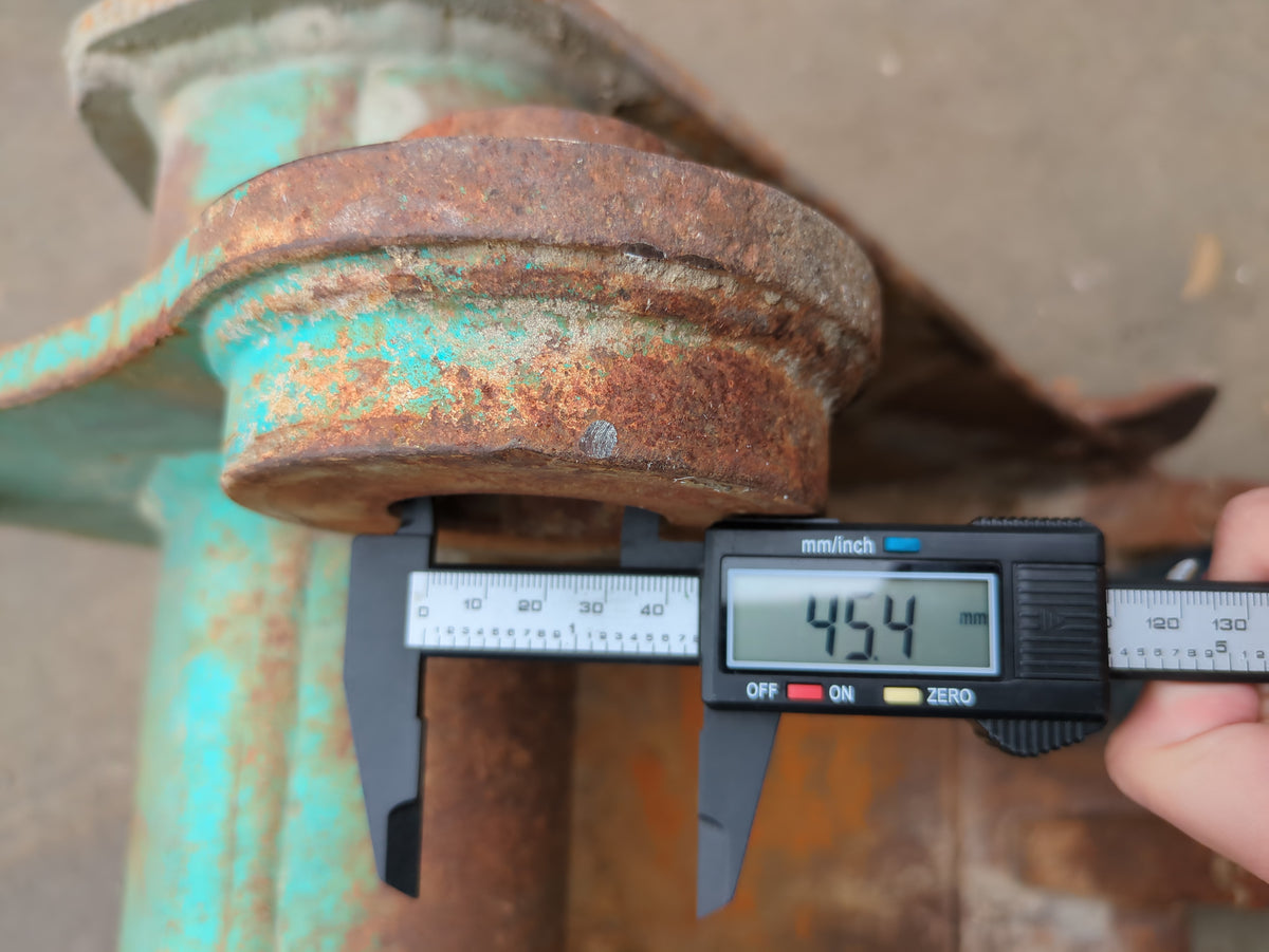 Bucket Arm width: 170mm Pin diameter: 45mm (Used)