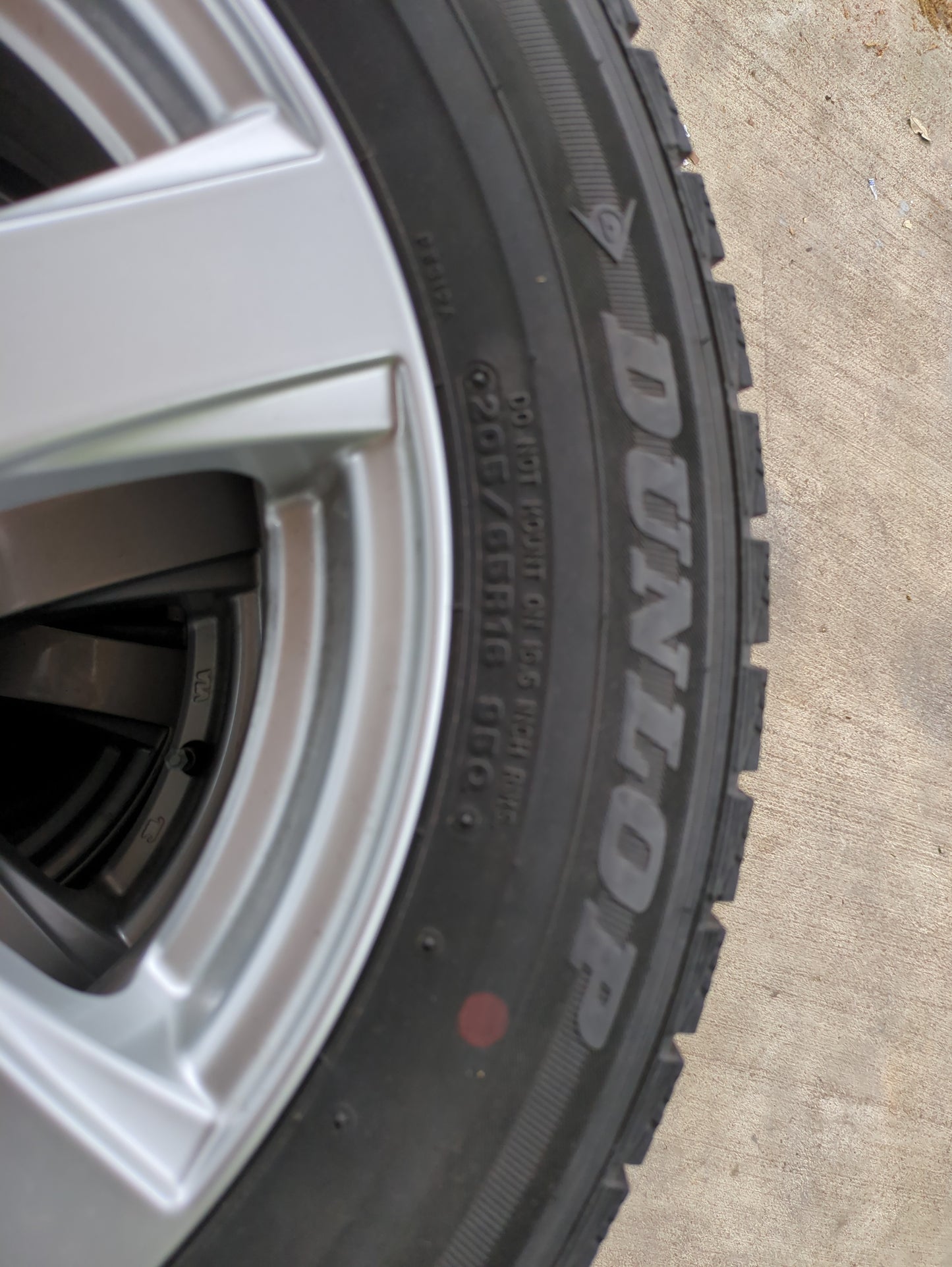 タイヤ　ノーマルタイヤ ４本　 DUNLOP　 U2MA　206/66R16　060 （中古）