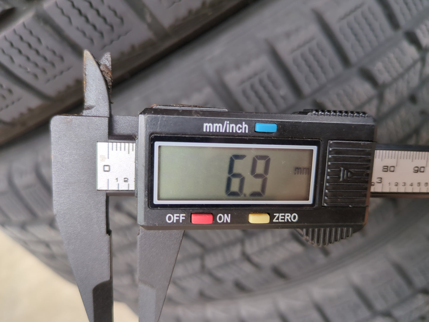 タイヤ　ノーマルタイヤ ４本　 DUNLOP　 U2MA　206/66R16　060 （中古）