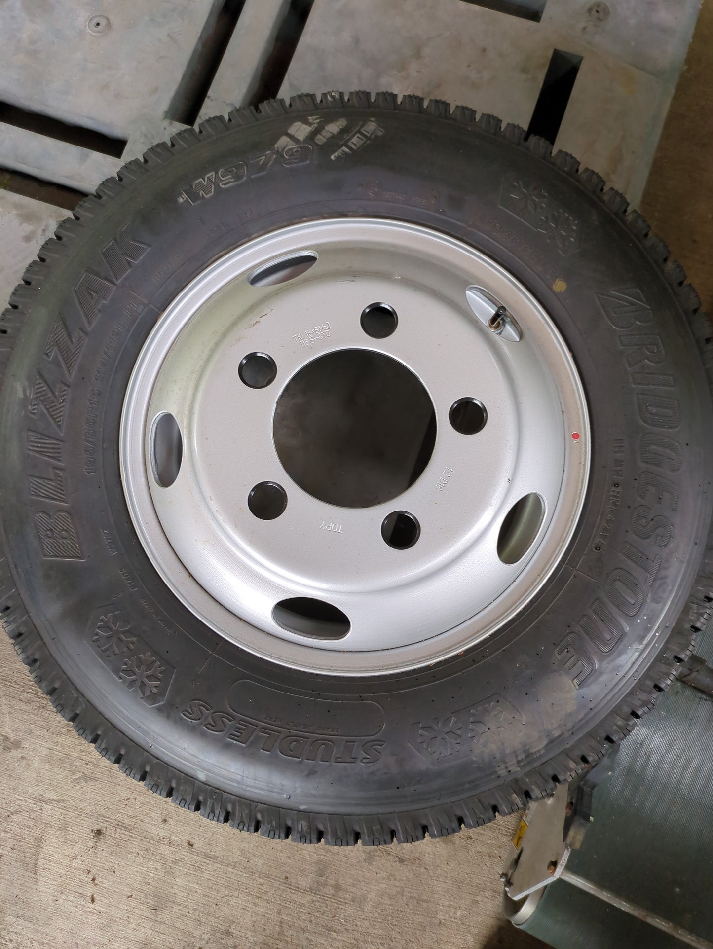 タイヤ　スタッドレスタイヤ　1本　BRIDGESTONE　195/85R16　BLIZZAK W979（中古）