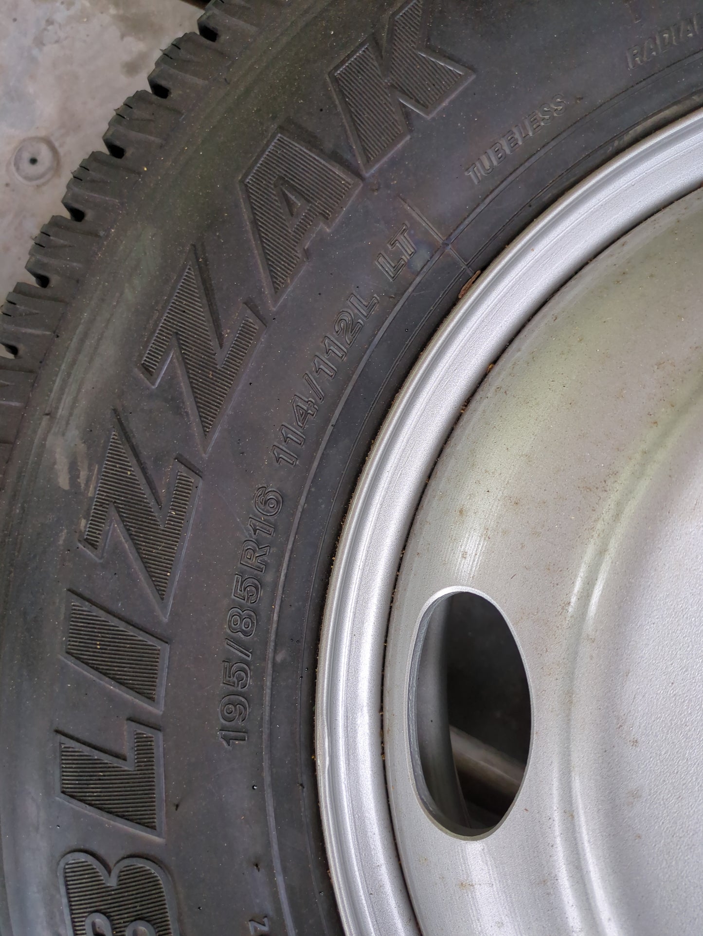 タイヤ　スタッドレスタイヤ　1本　BRIDGESTONE　195/85R16　BLIZZAK W979（中古）