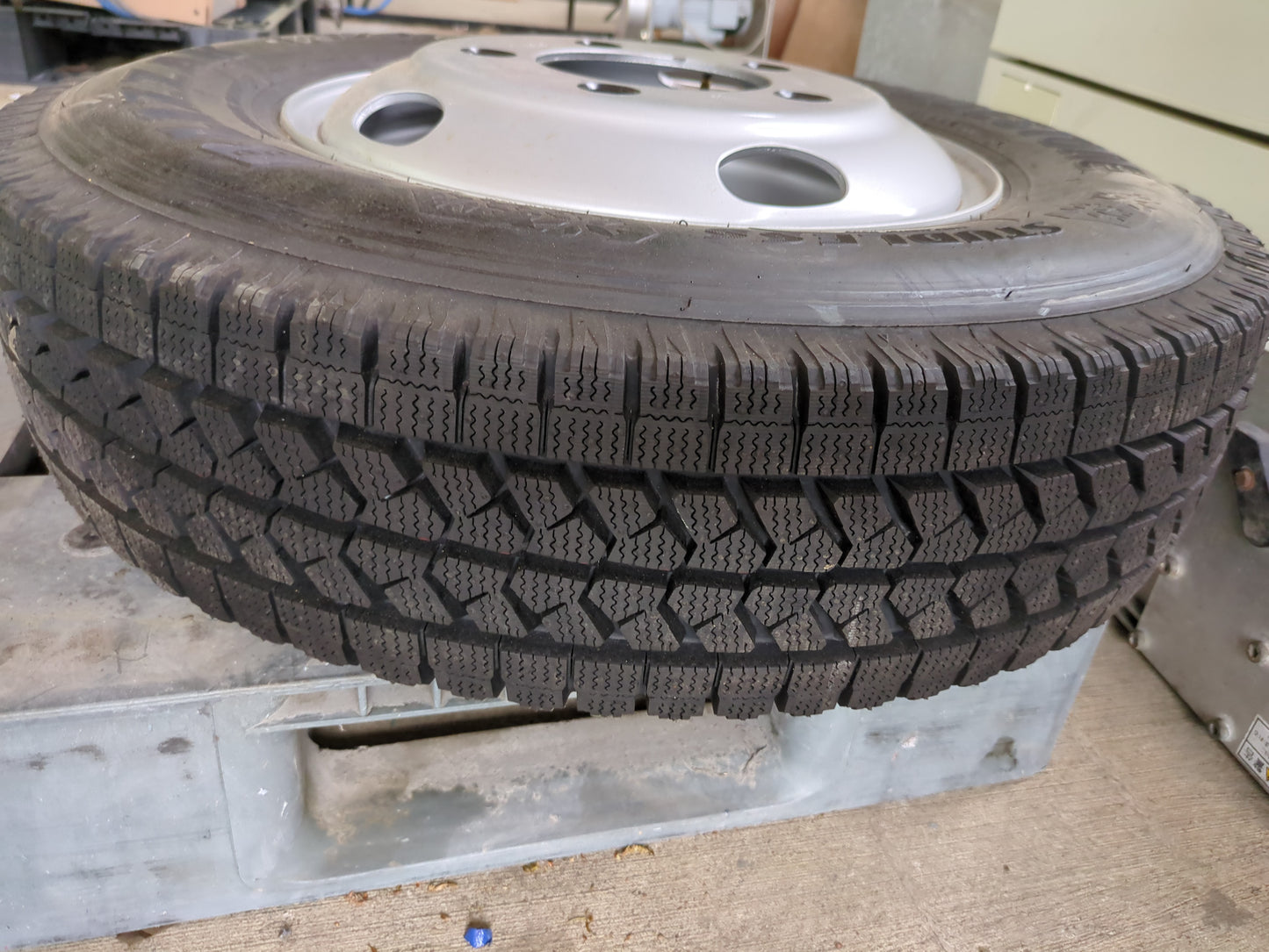 タイヤ　スタッドレスタイヤ　1本　BRIDGESTONE　195/85R16　BLIZZAK W979（中古）