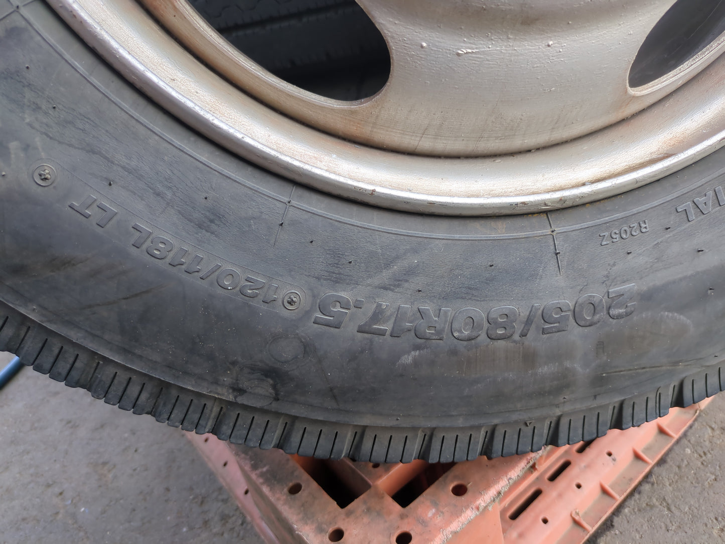 タイヤ　ノーマルタイヤ　6本　BRIDGESTONE（ブリヂストン）205/80R17.5　R205（中古）
