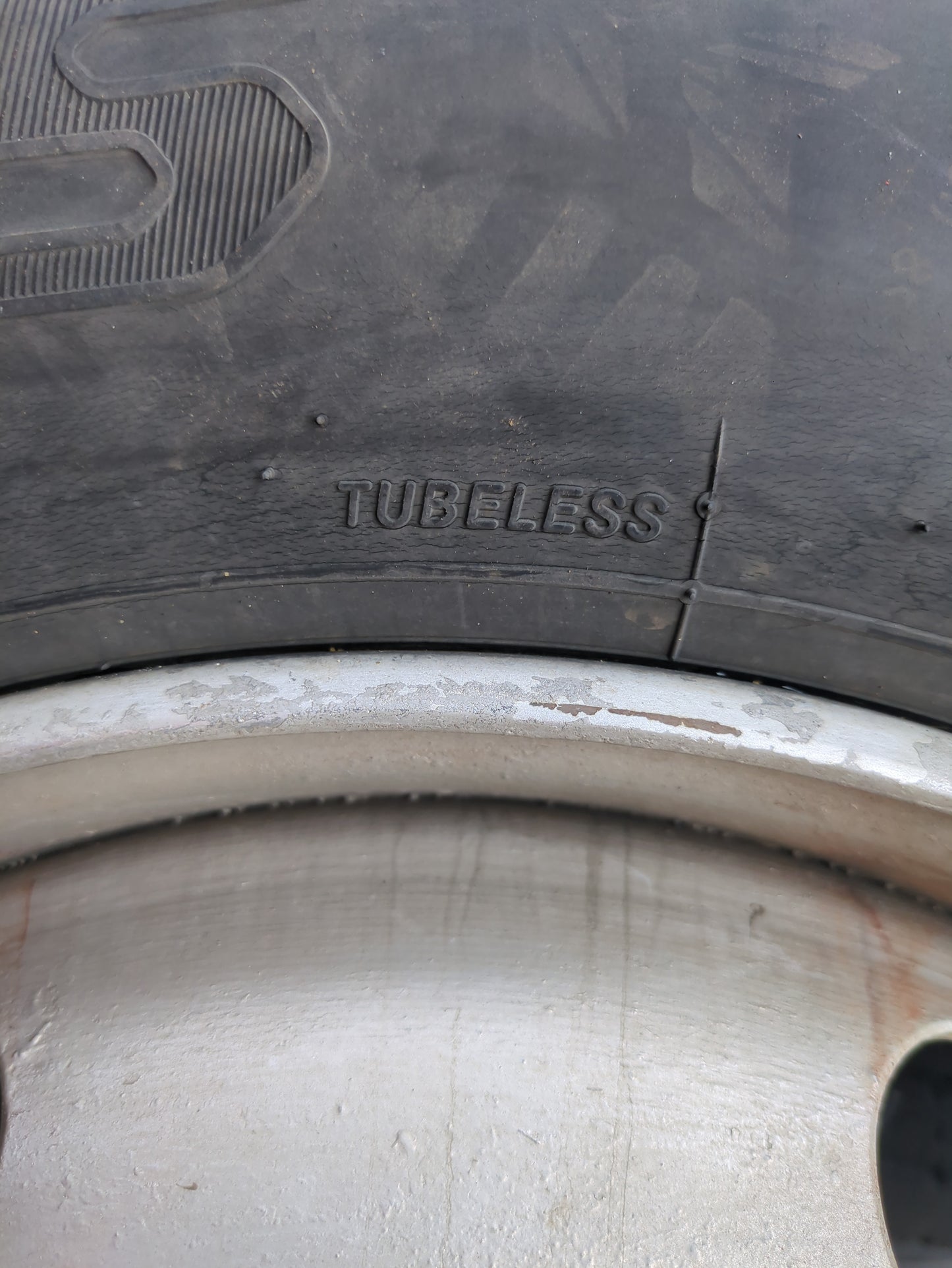 タイヤ　ノーマルタイヤ　6本　BRIDGESTONE（ブリヂストン）205/80R17.5　R205（中古）