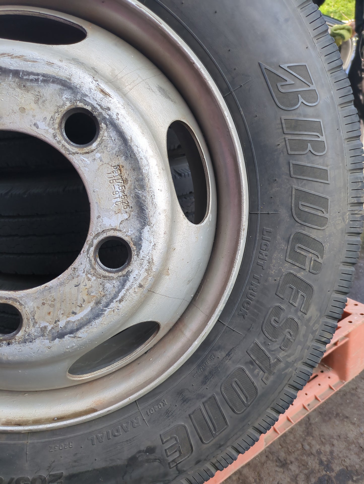 タイヤ　ノーマルタイヤ　6本　BRIDGESTONE（ブリヂストン）205/80R17.5　R205（中古）