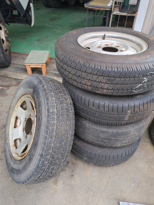 タイヤ　スタッドレスタイヤ　 5本　 YOKOHAMA（ヨコハマ）等 195/80R15（中古）