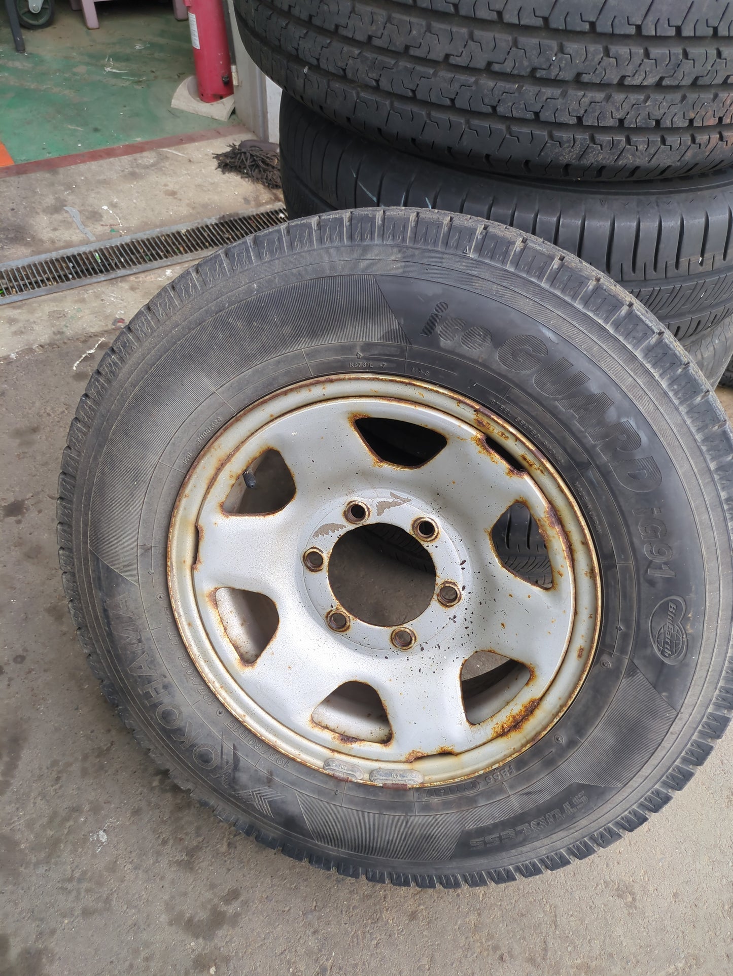 タイヤ　スタッドレスタイヤ　 5本　 YOKOHAMA（ヨコハマ）等 195/80R15（中古）