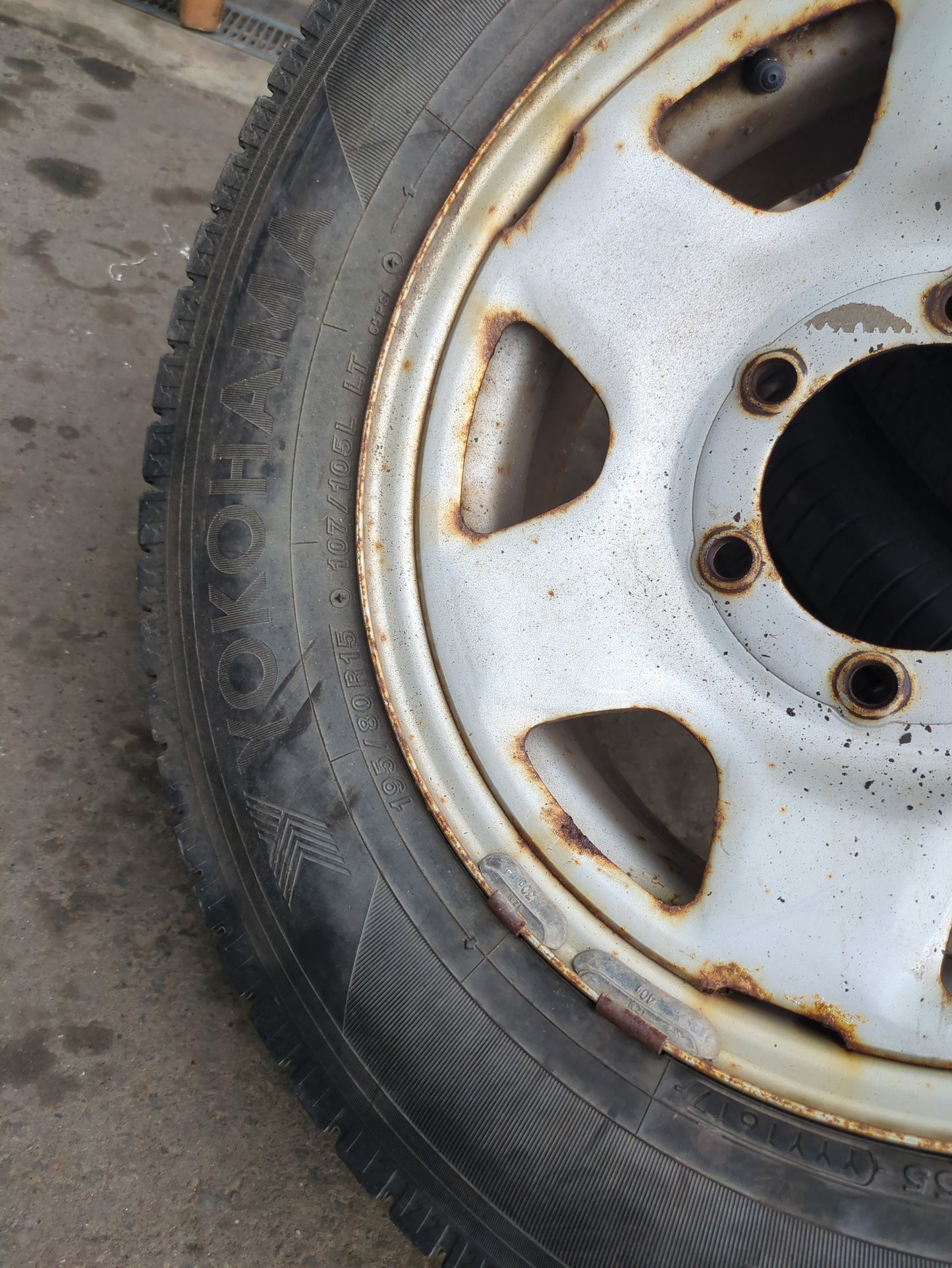 タイヤ　スタッドレスタイヤ　 5本　 YOKOHAMA（ヨコハマ）等 195/80R15（中古）