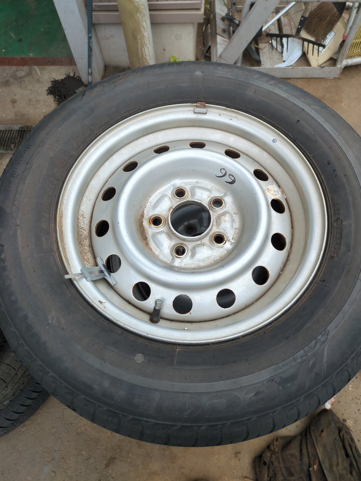 タイヤ　スタッドレスタイヤ　4本　BRIDGESTONE　ECOPIA　205/70 R15 96H（中古）　