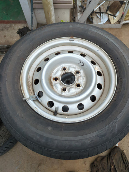 タイヤ　スタッドレスタイヤ　4本　BRIDGESTONE　ECOPIA　205/70 R15 96H（中古）　