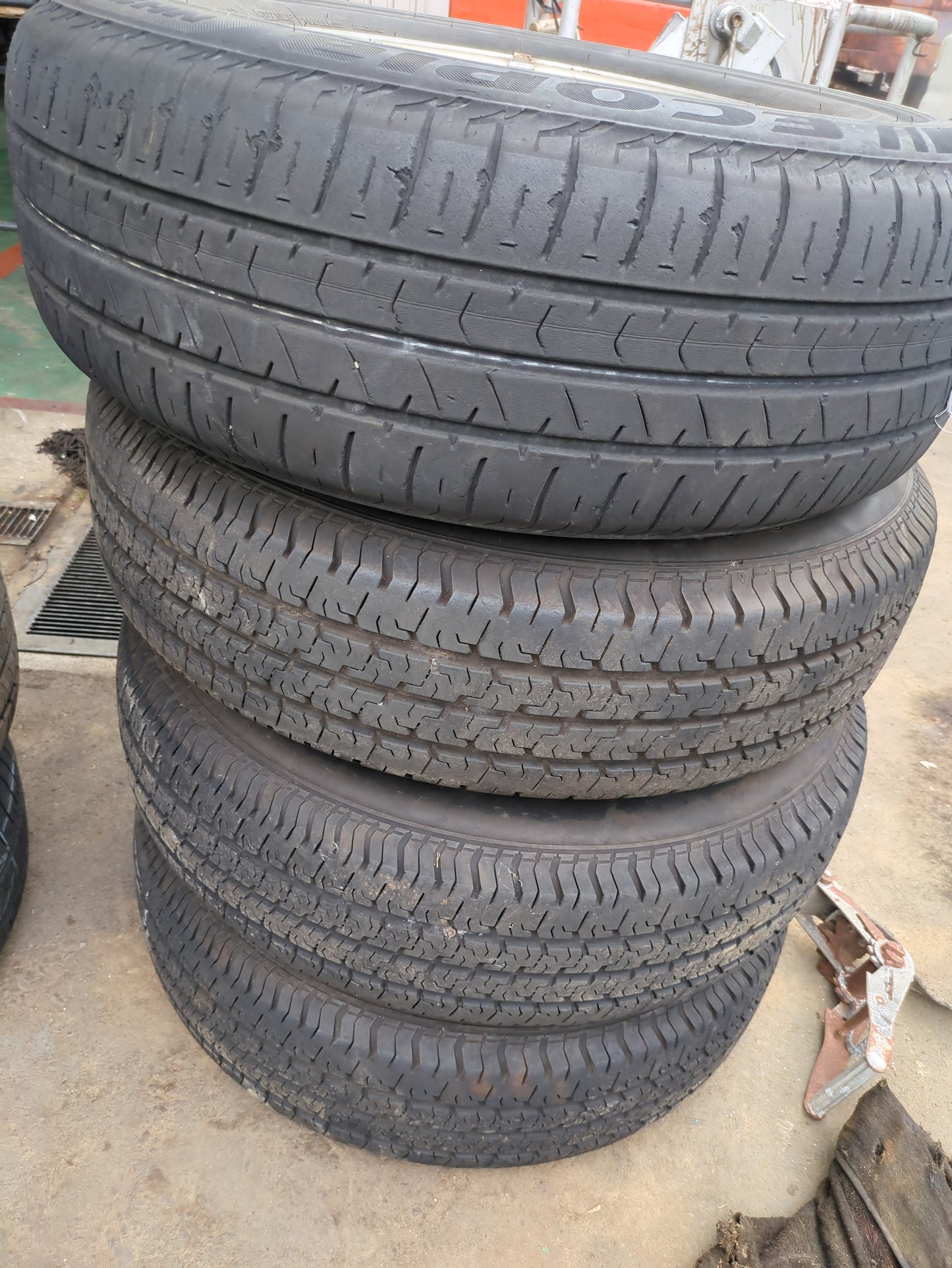 タイヤ　スタッドレスタイヤ　4本　BRIDGESTONE　ECOPIA　205/70 R15 96H（中古）　