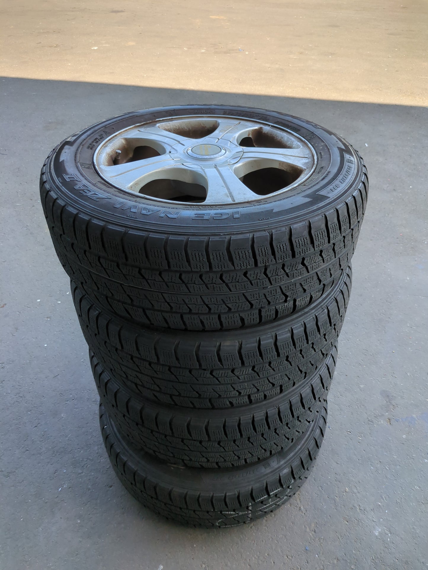 タイヤ　スタッドレスタイヤ　 4本　 GOODYEAR　205/65R16 95Q （中古）