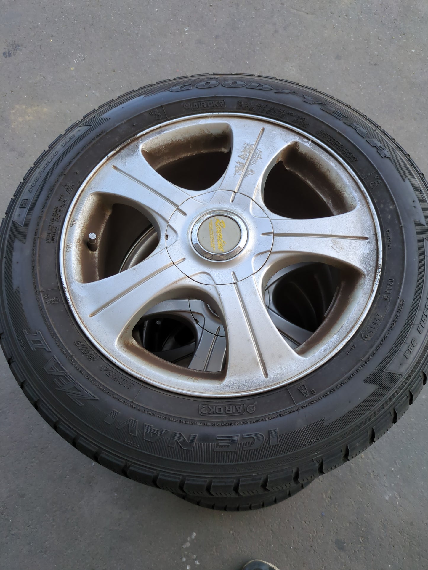 タイヤ　スタッドレスタイヤ　 4本　 GOODYEAR　205/65R16 95Q （中古）