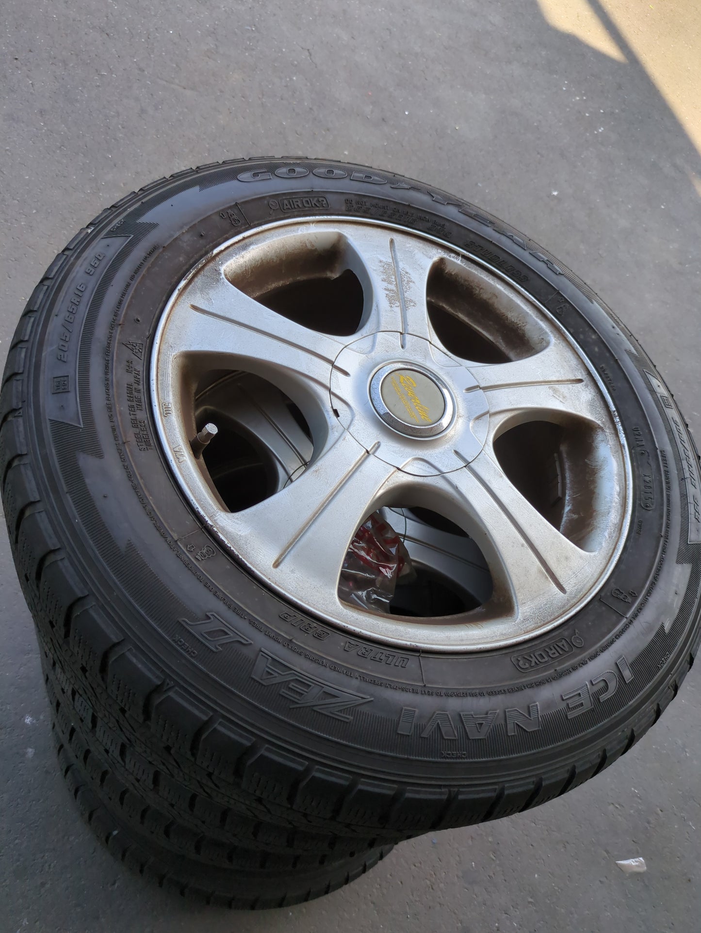 タイヤ　スタッドレスタイヤ　 4本　 GOODYEAR　205/65R16 95Q （中古）