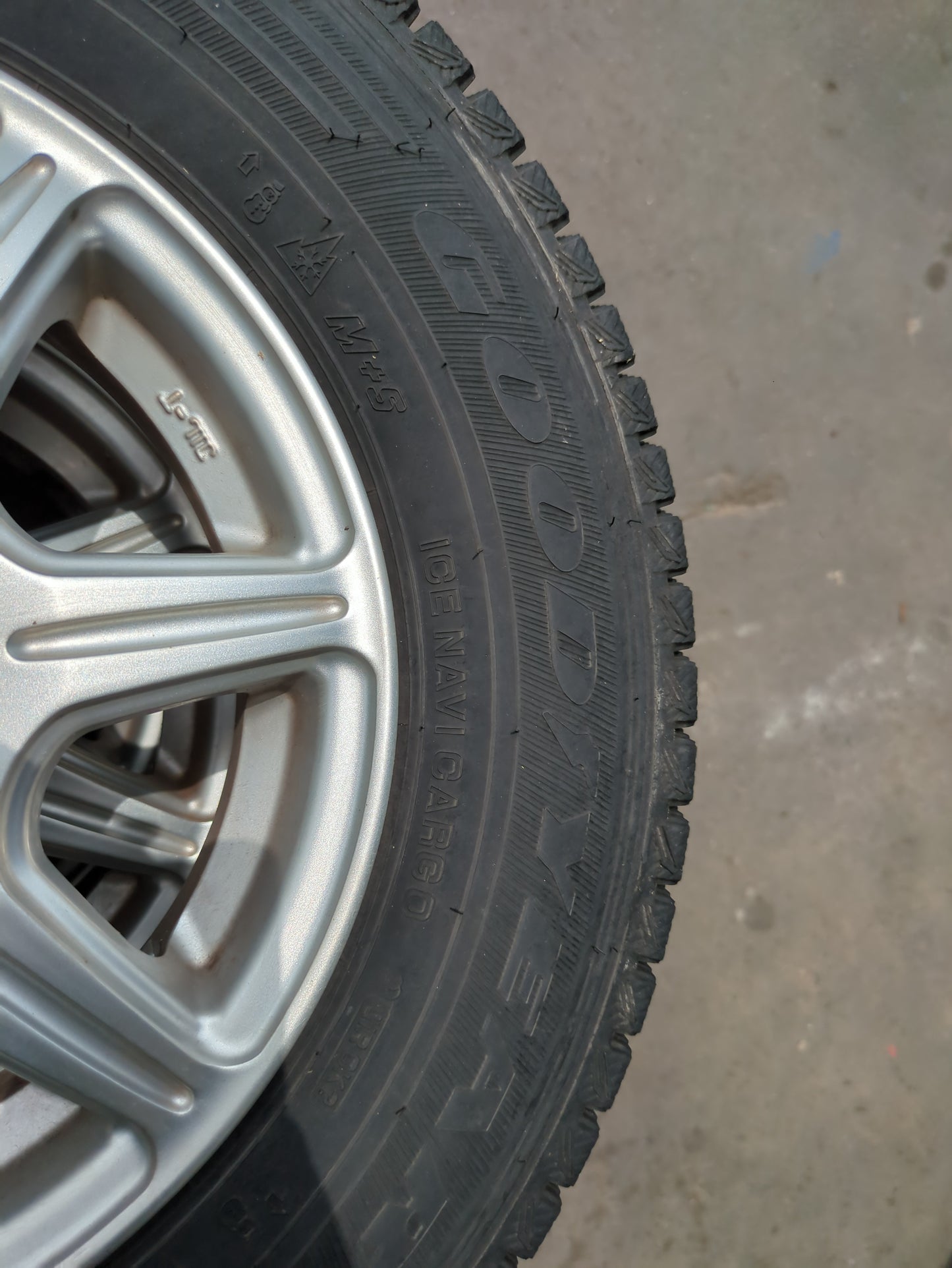タイヤ　スタッドレスタイヤ　 4本　GOODYEAR　 ICENAVA CAR  145R12/LT（中古）
