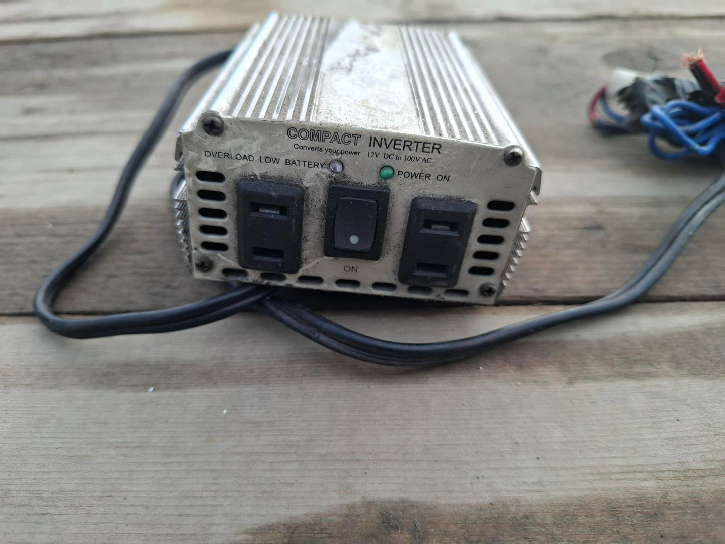 コンパクト・インバーター　DC 12V→AC 100V　2口　ケーブル付き（中古）
