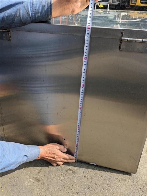 工具箱　ステンレス　縦：110cm　横：70cm　高さ：60cm
