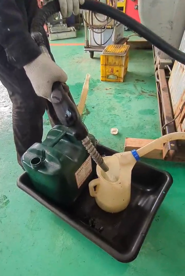 タンク　タンクローリー　2000L ポンプノズル付き　消火器付き【動作確認済】（中古）