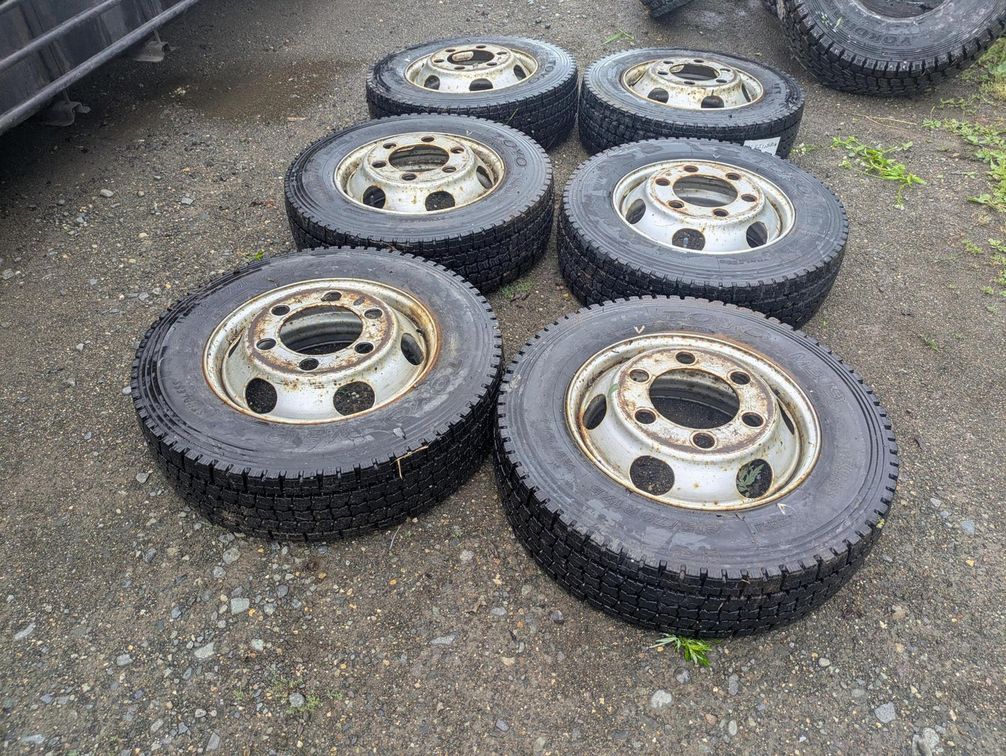 タイヤ　スタッドレスタイヤ（SNOW）　TOYO　M919 　215/70R17.5 123/121J（中古）