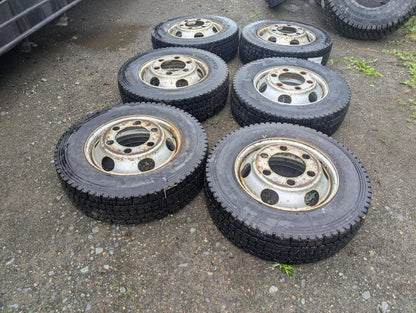 タイヤ　スタッドレスタイヤ（SNOW）　TOYO　M919 　215/70R17.5 123/121J（中古）