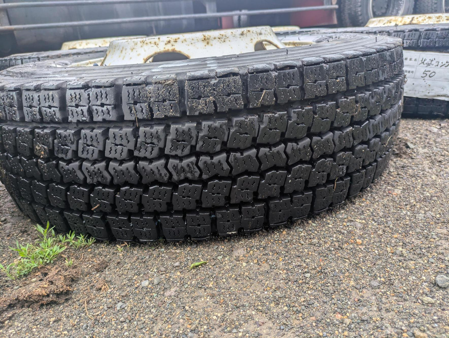 タイヤ　スタッドレスタイヤ（SNOW）　TOYO　M919 　215/70R17.5 123/121J（中古）