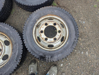 タイヤ　スタッドレスタイヤ（SNOW）　TOYO　M919 　215/70R17.5 123/121J（中古）