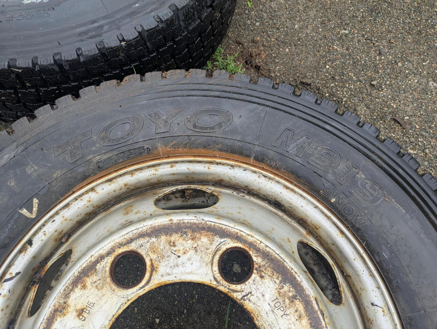 タイヤ　スタッドレスタイヤ（SNOW）　TOYO　M919 　215/70R17.5 123/121J（中古）