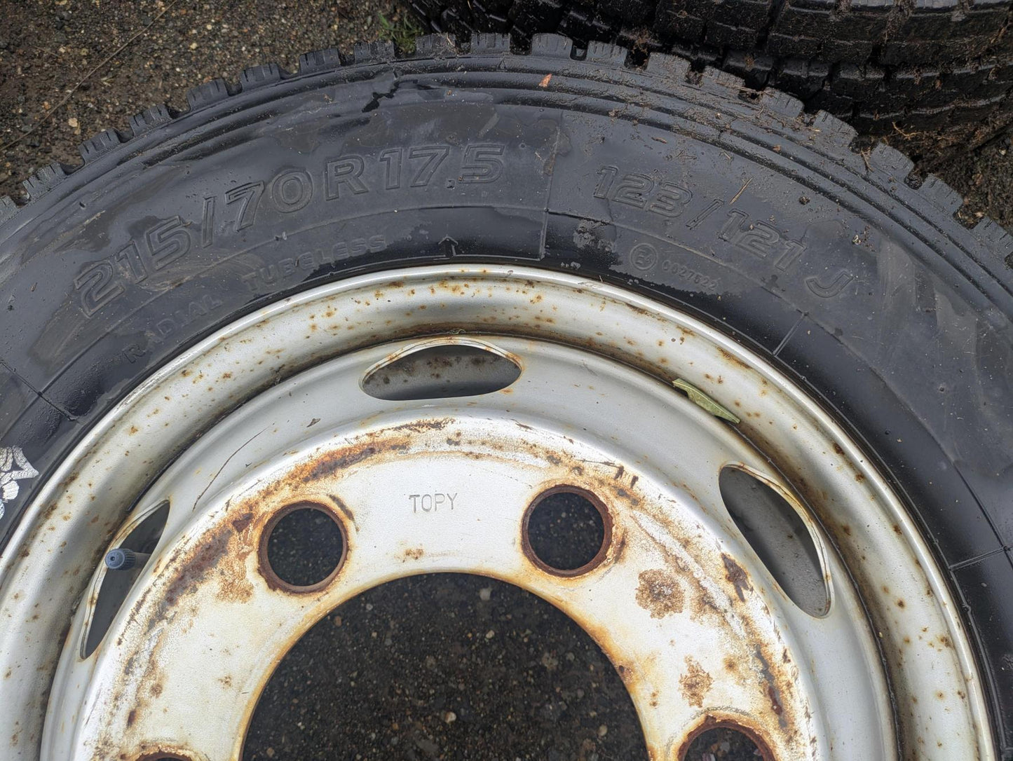 タイヤ　スタッドレスタイヤ（SNOW）　TOYO　M919 　215/70R17.5 123/121J（中古）