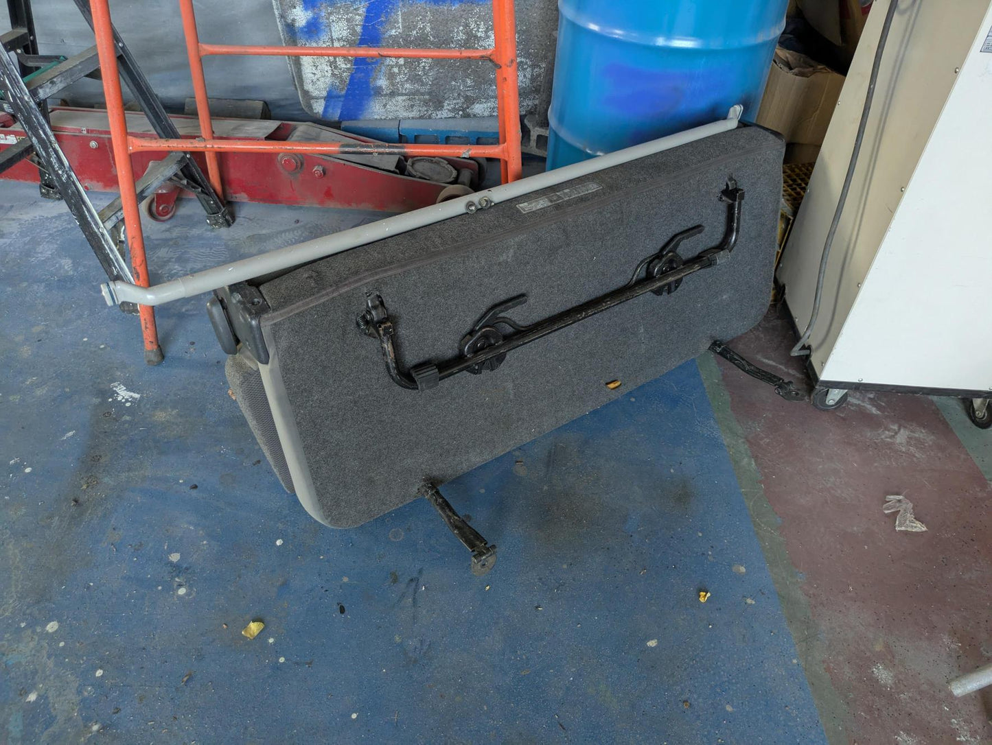 座席　リアシート　ハイエース200系DX　安全バー セット　全長：125cm　全高：75cm　（中古）