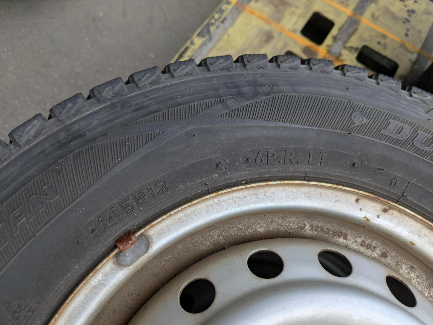 タイヤ　スタッドレスタイヤ　DUNLOP【4本】146R12/6P/R/LT　WINTERMAXX（中古）