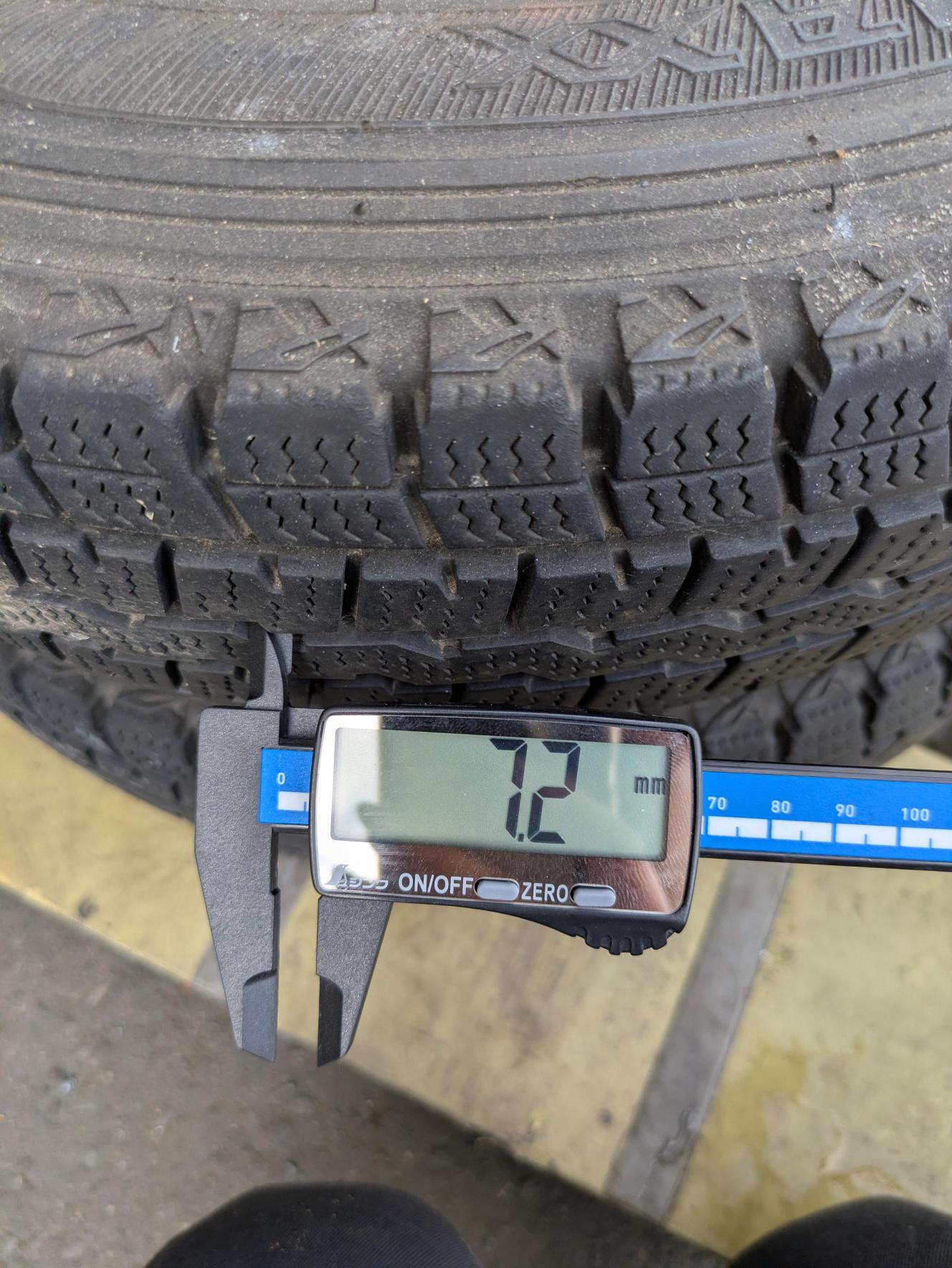 タイヤ　スタッドレスタイヤ　DUNLOP【4本】146R12/6P/R/LT　WINTERMAXX（中古）