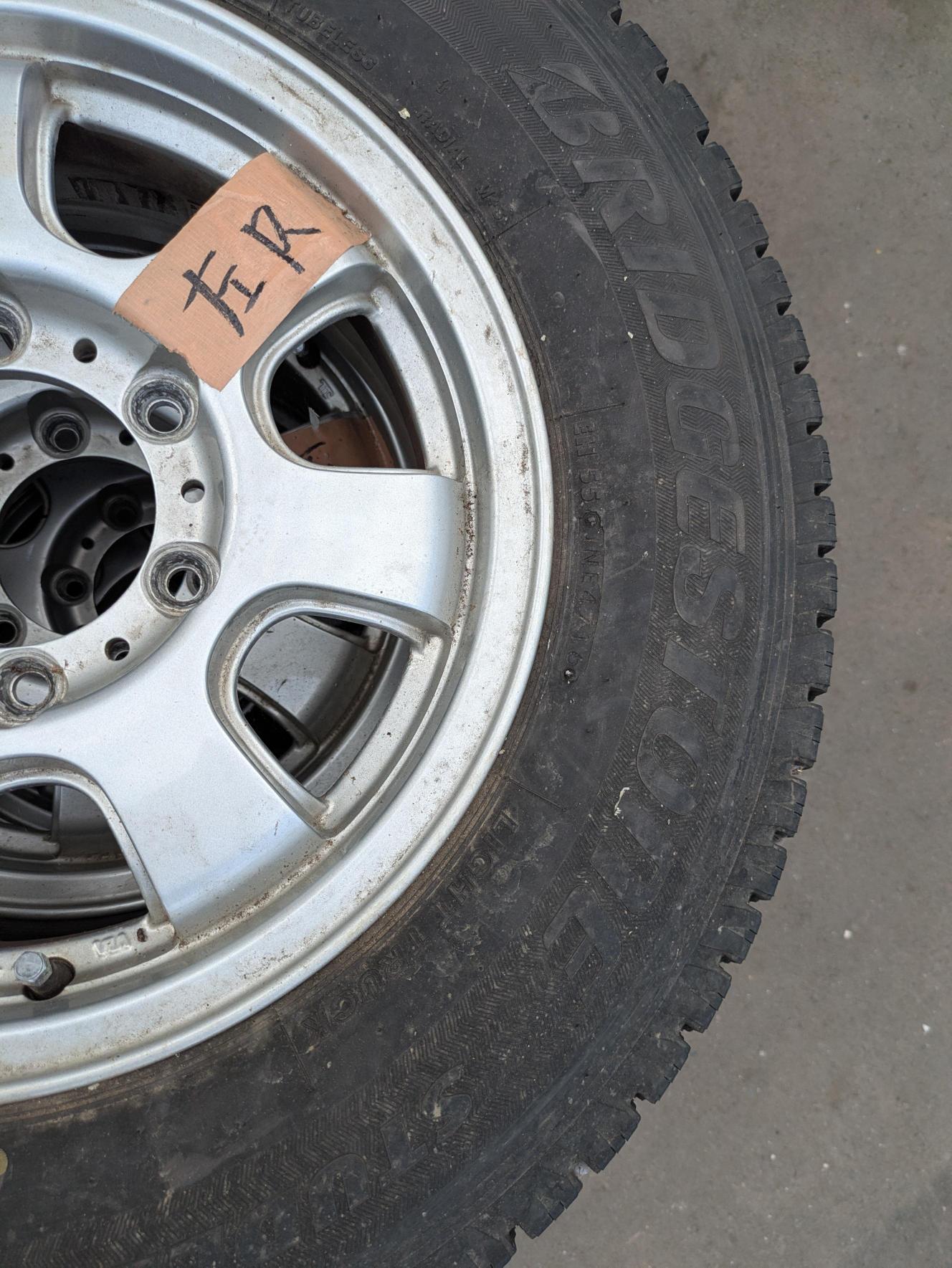タイヤ　スタッドレスタイヤ　BRIDGESTONE【4本】BLIZZAK 195/80R15 （中古）　