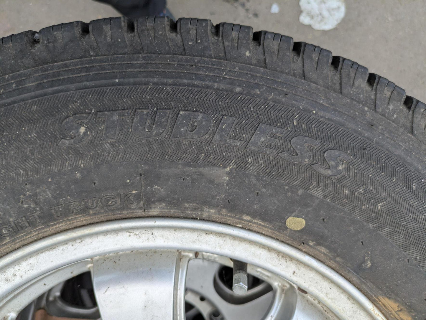 タイヤ　スタッドレスタイヤ　BRIDGESTONE【4本】BLIZZAK 195/80R15 （中古）　
