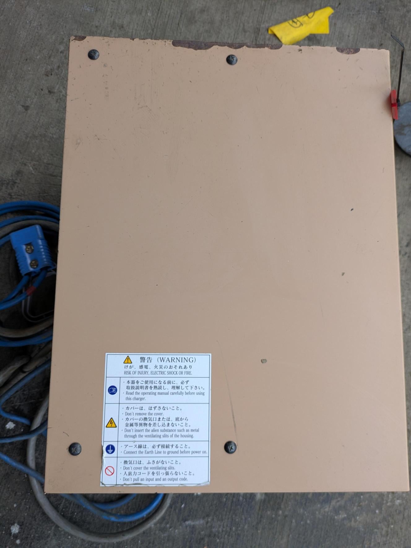 充電器　フォークリフト用バッテリー 入力：200/300 V 出力：50-62 V　GSユアサ 　【?】（中古）