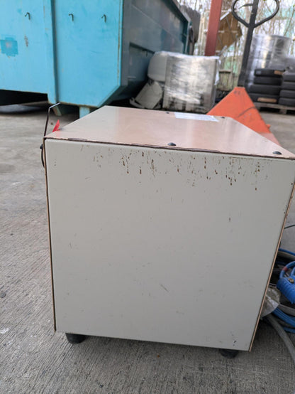 充電器　フォークリフト用バッテリー 入力：200/300 V 出力：50-62 V　GSユアサ 　【?】（中古）