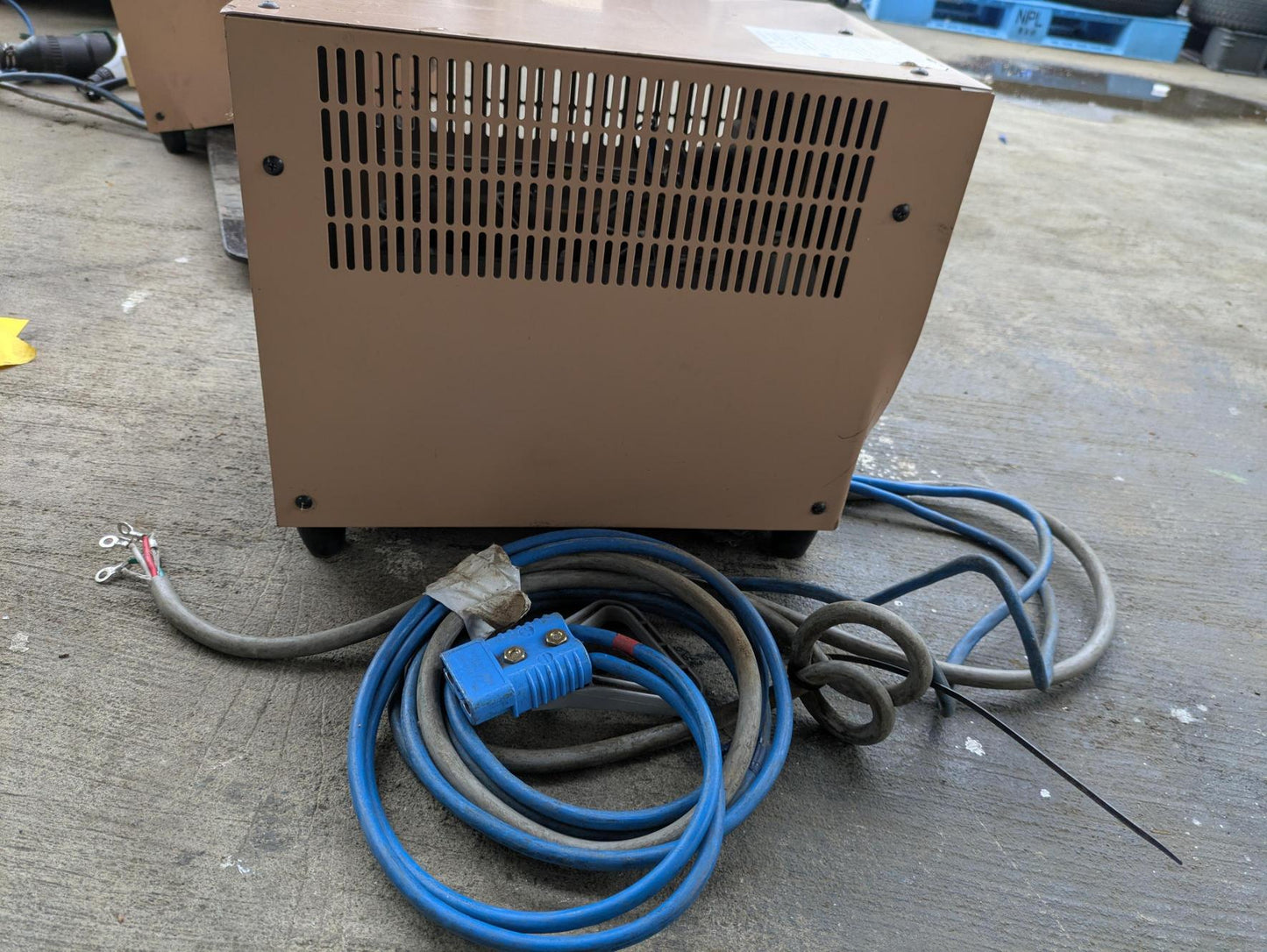 充電器　フォークリフト用バッテリー 入力：200/300 V 出力：50-62 V　GSユアサ 　【?】（中古）