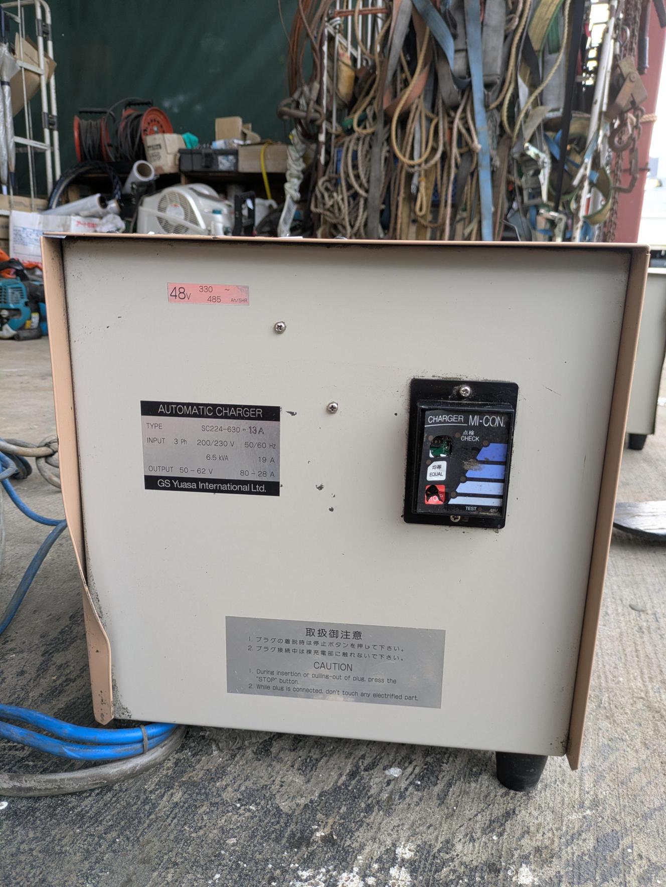 充電器　フォークリフト用バッテリー 入力：200/300 V 出力：50-62 V　GSユアサ 　【?】（中古）