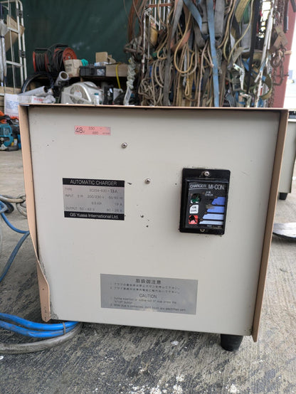 充電器　フォークリフト用バッテリー 入力：200/300 V 出力：50-62 V　GSユアサ 　【?】（中古）