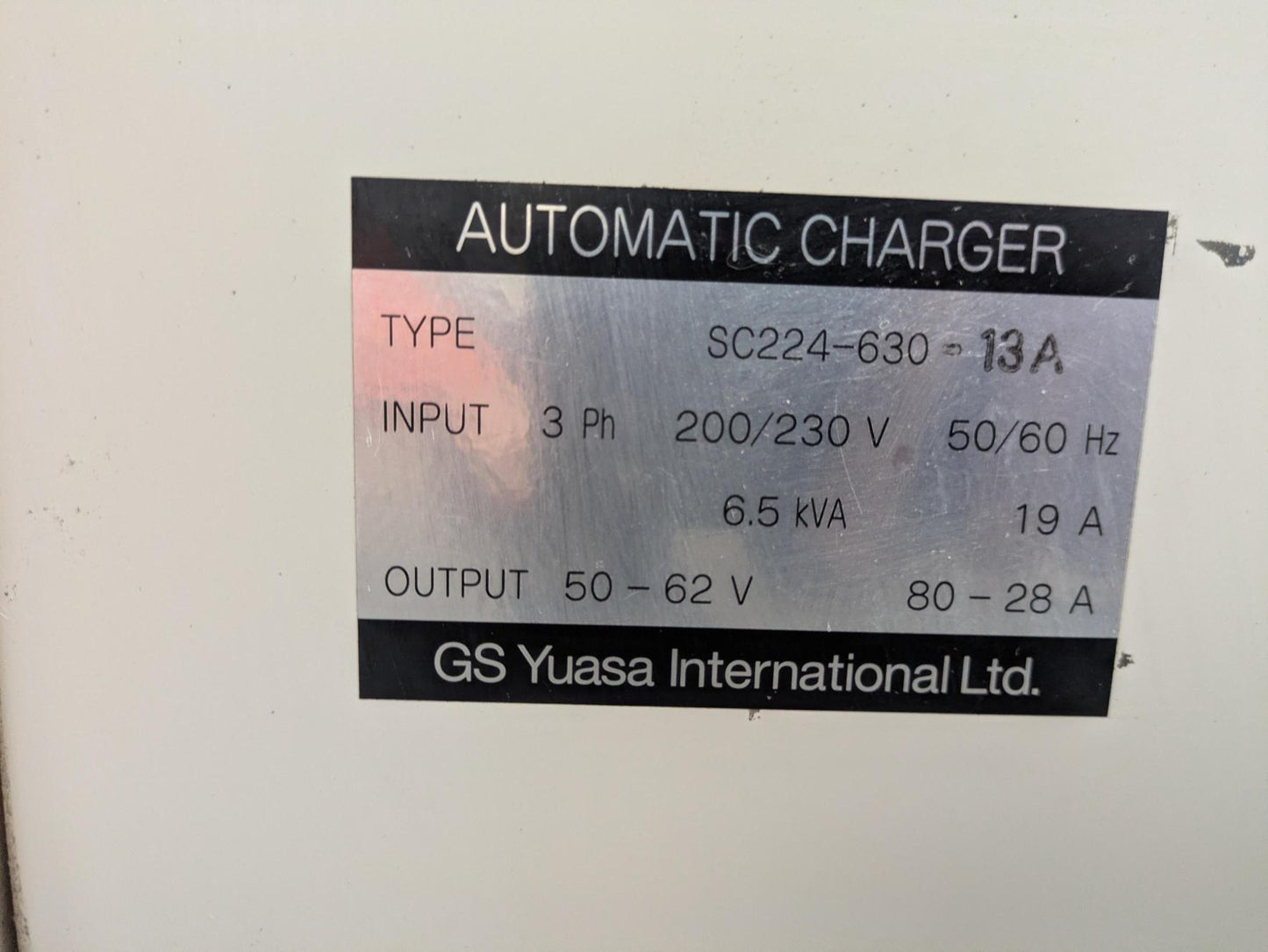 充電器　フォークリフト用バッテリー 入力：200/300 V 出力：50-62 V　GSユアサ 　【?】（中古）