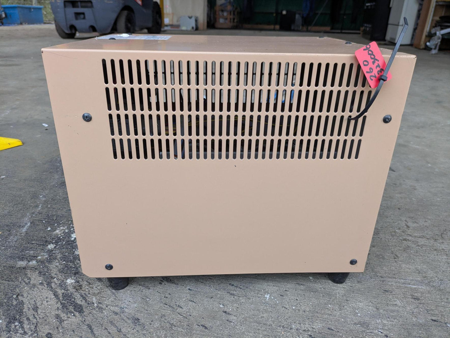充電器　フォークリフト用バッテリー 入力：200/300 V 出力：50-62 V　GSユアサ 　【?】（中古）