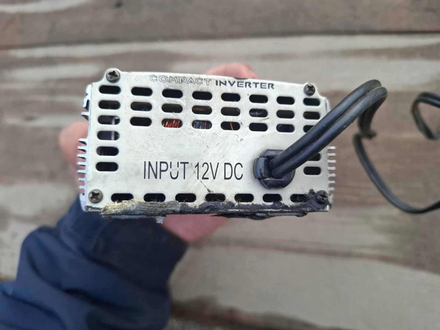 コンパクト・インバーター　DC 12V→AC 100V　2口　ケーブル付き（中古）