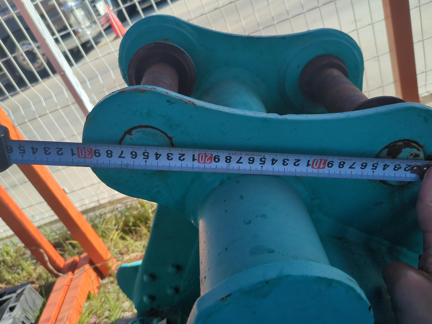 バケット　油圧ショベルバケツ　アーム幅：200mm　ピン径：45mm（中古）